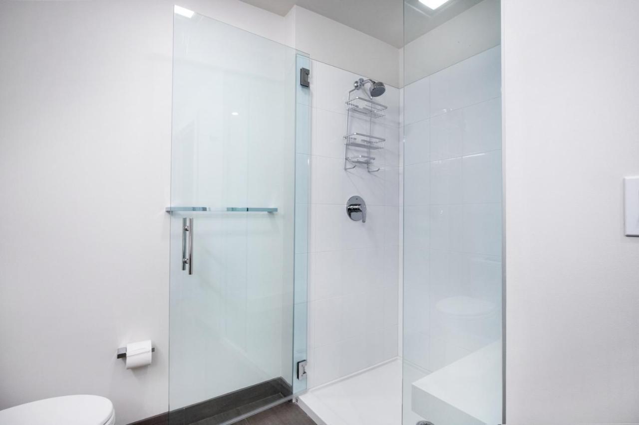 Apartment Downtown 2br W Gym Wd Bbq Nr Dining Shops Sea-402 *