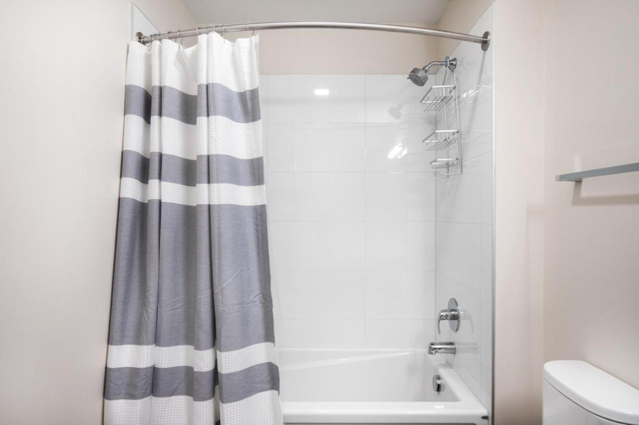 Apartment Downtown 2br W Gym Wd Bbq Nr Dining Shops Sea-402