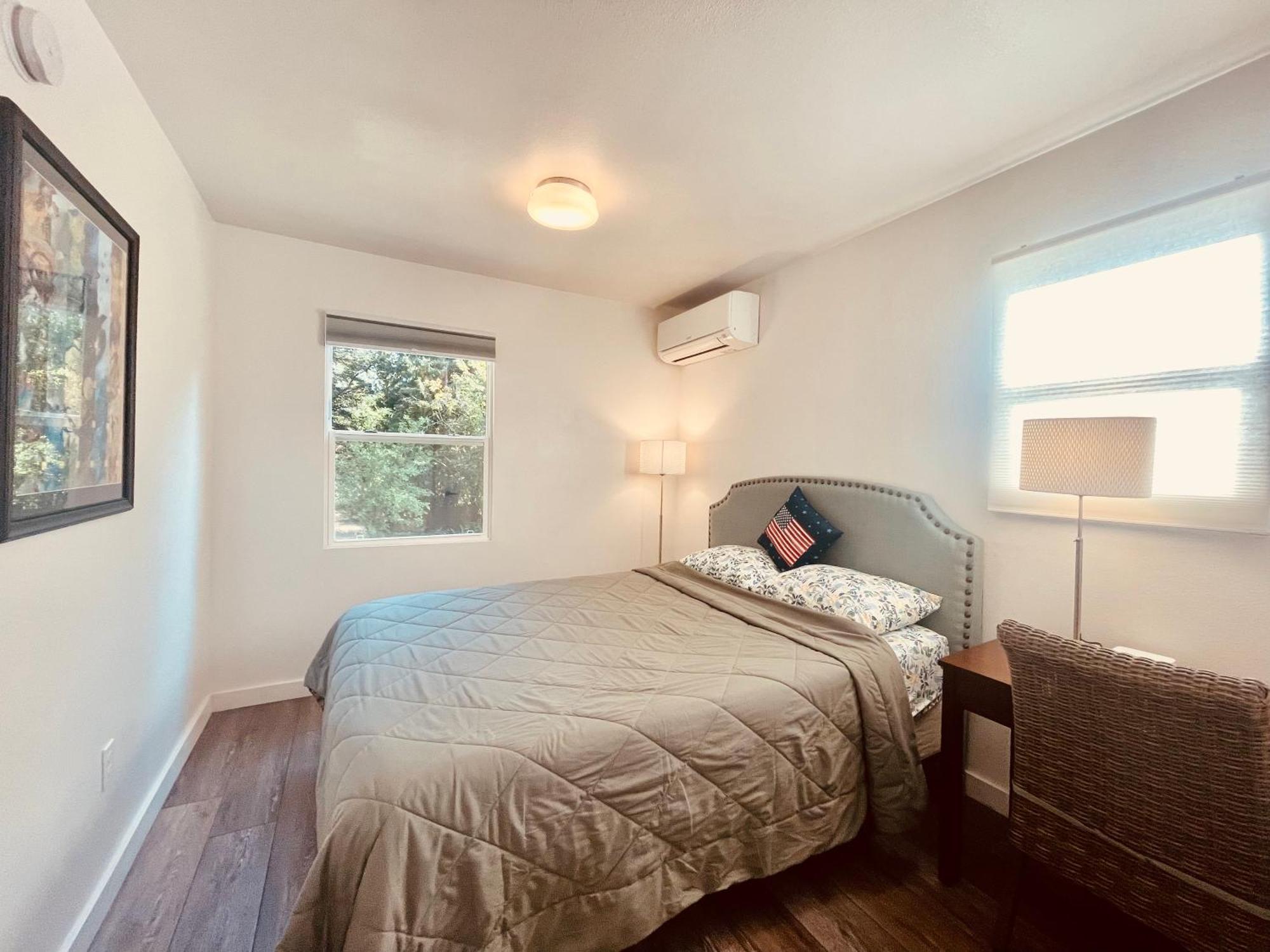 Super Privacy Lakeshore Forest With Air Conditioners At Haller Villa Seattle