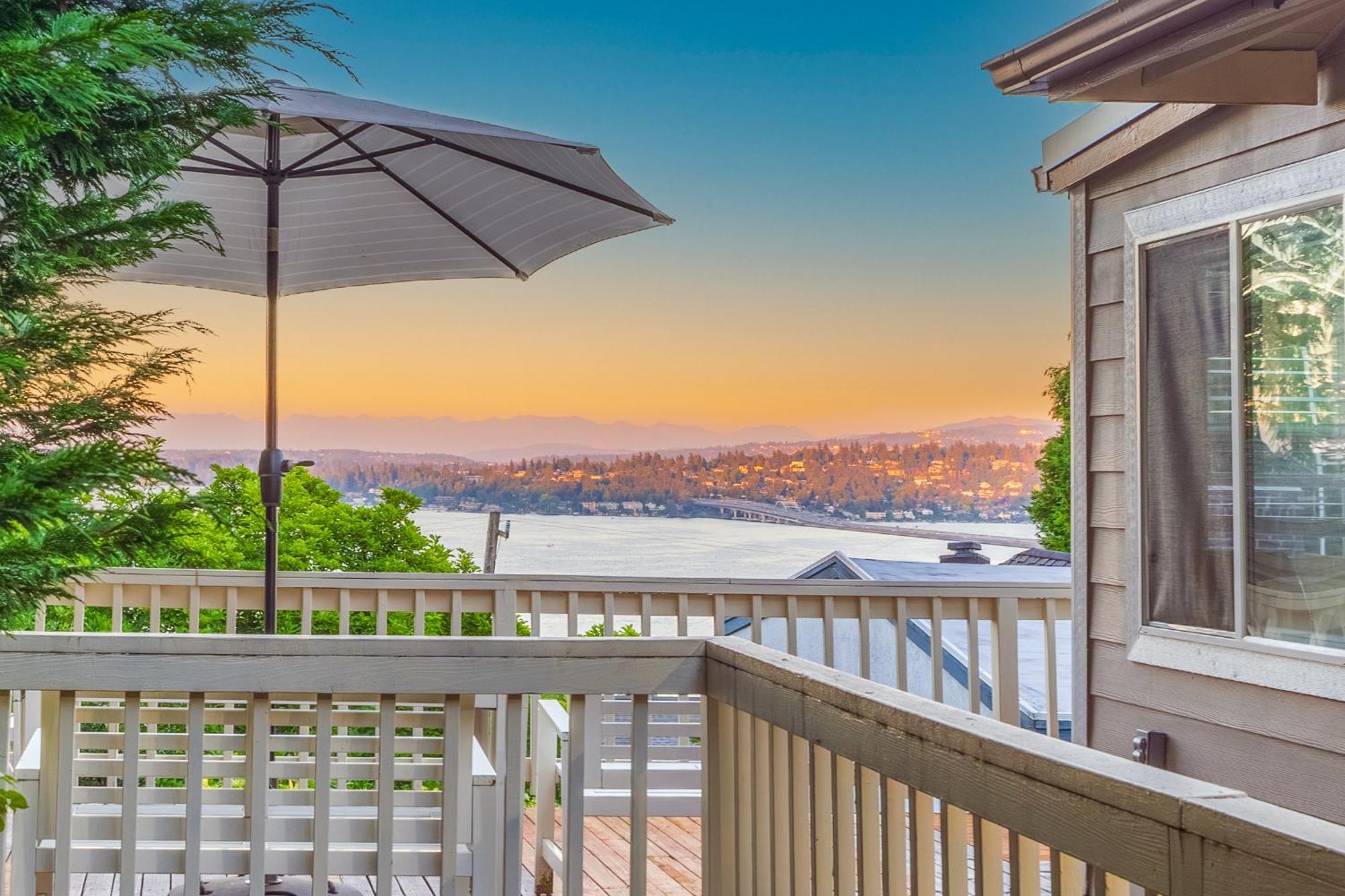 Sunrise On Lake Washington Holiday home *