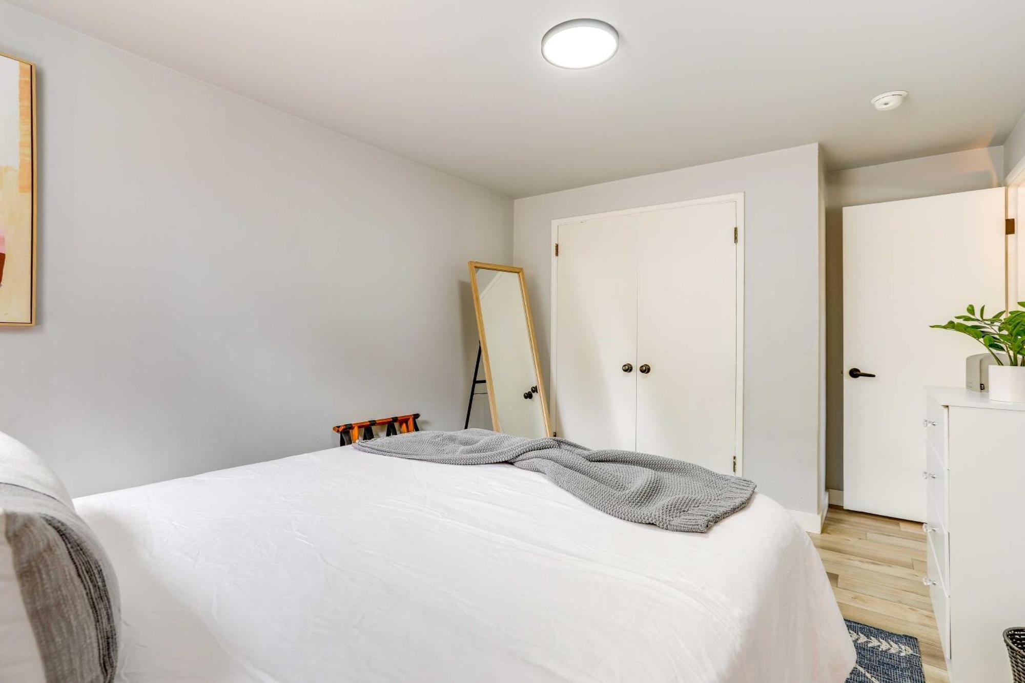 Garden Walk To Water And Amenities! Seattle