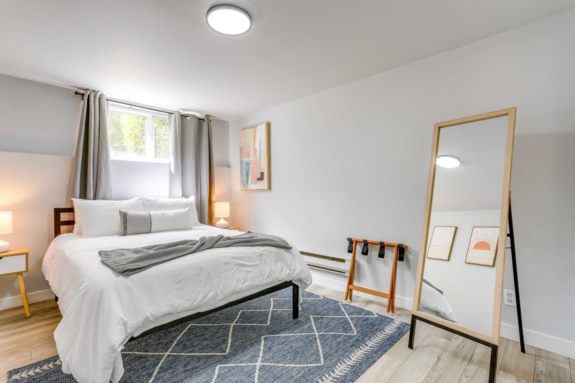 Garden Walk To Water And Amenities! *