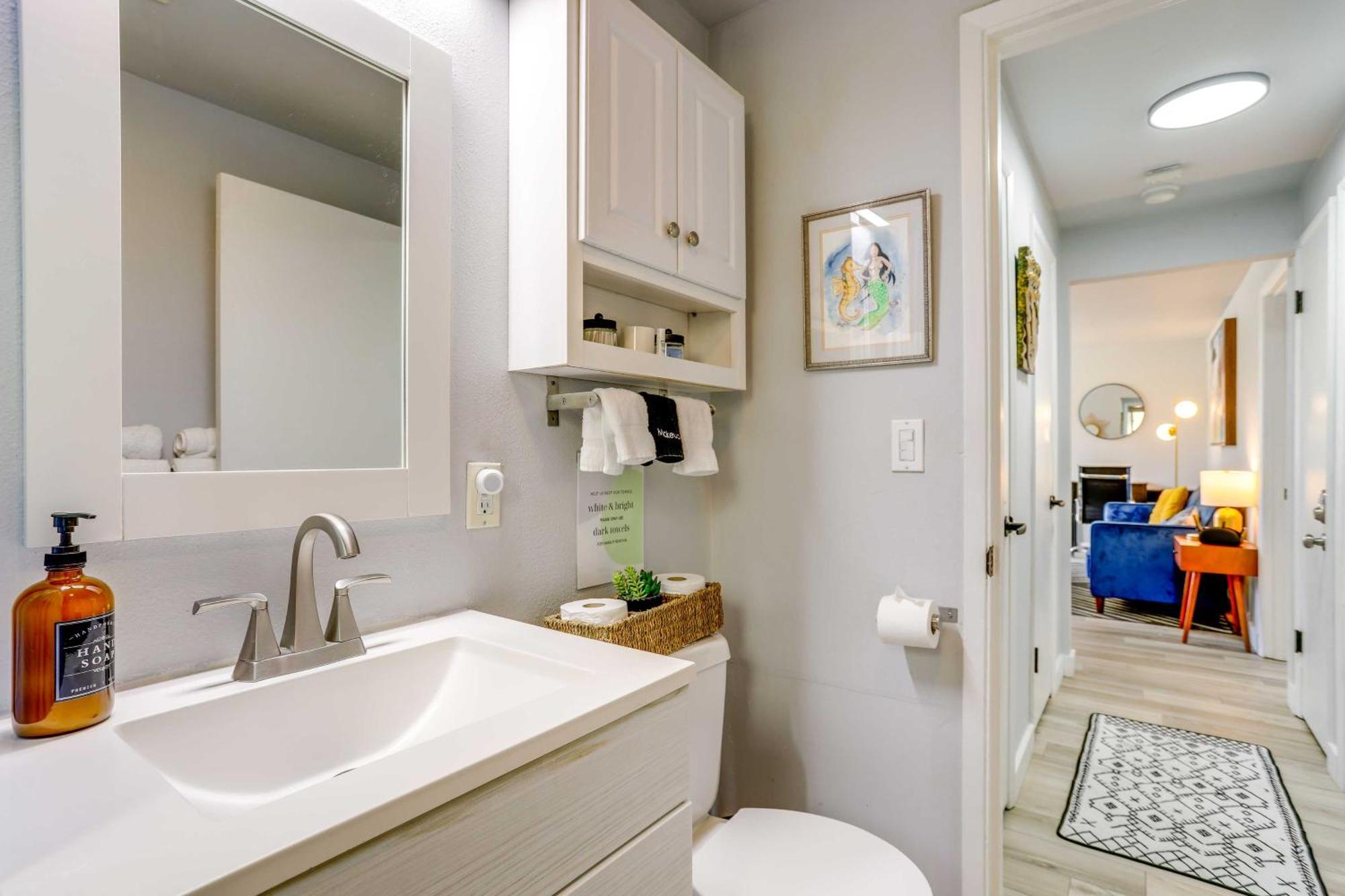 Garden Walk To Water And Amenities! Seattle