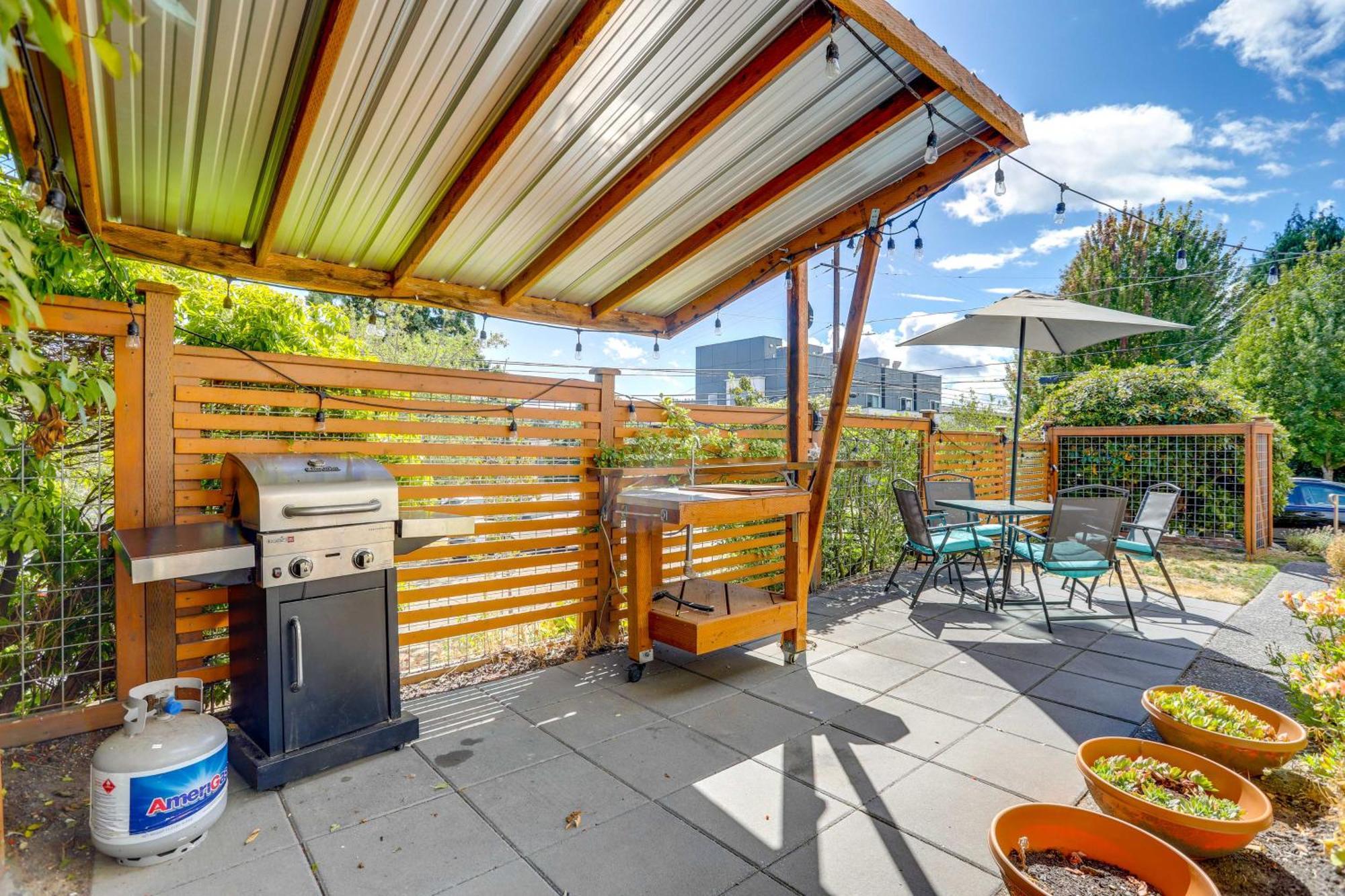 Garden Walk To Water And Amenities! Seattle