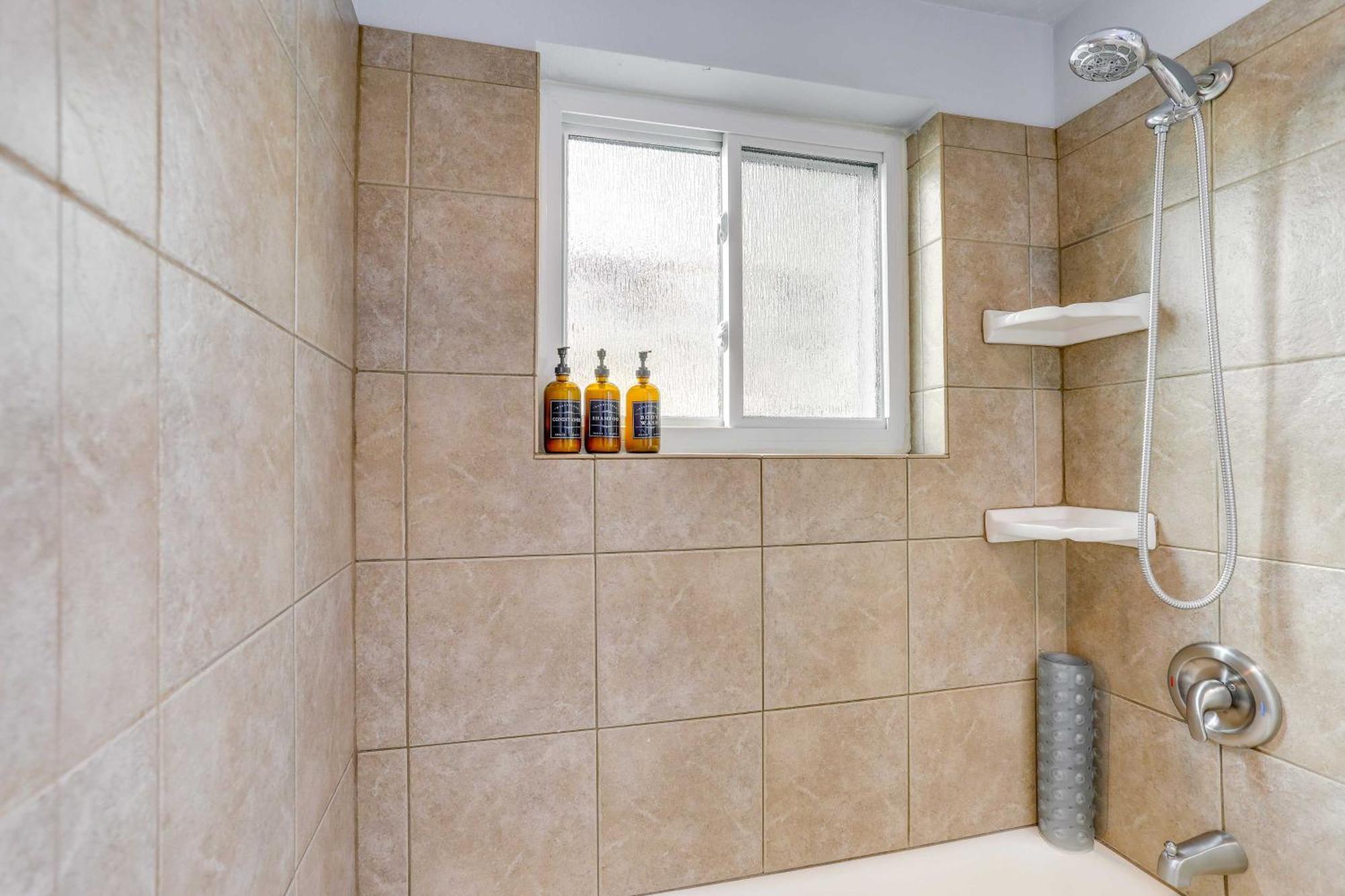 Garden Walk To Water And Amenities! *