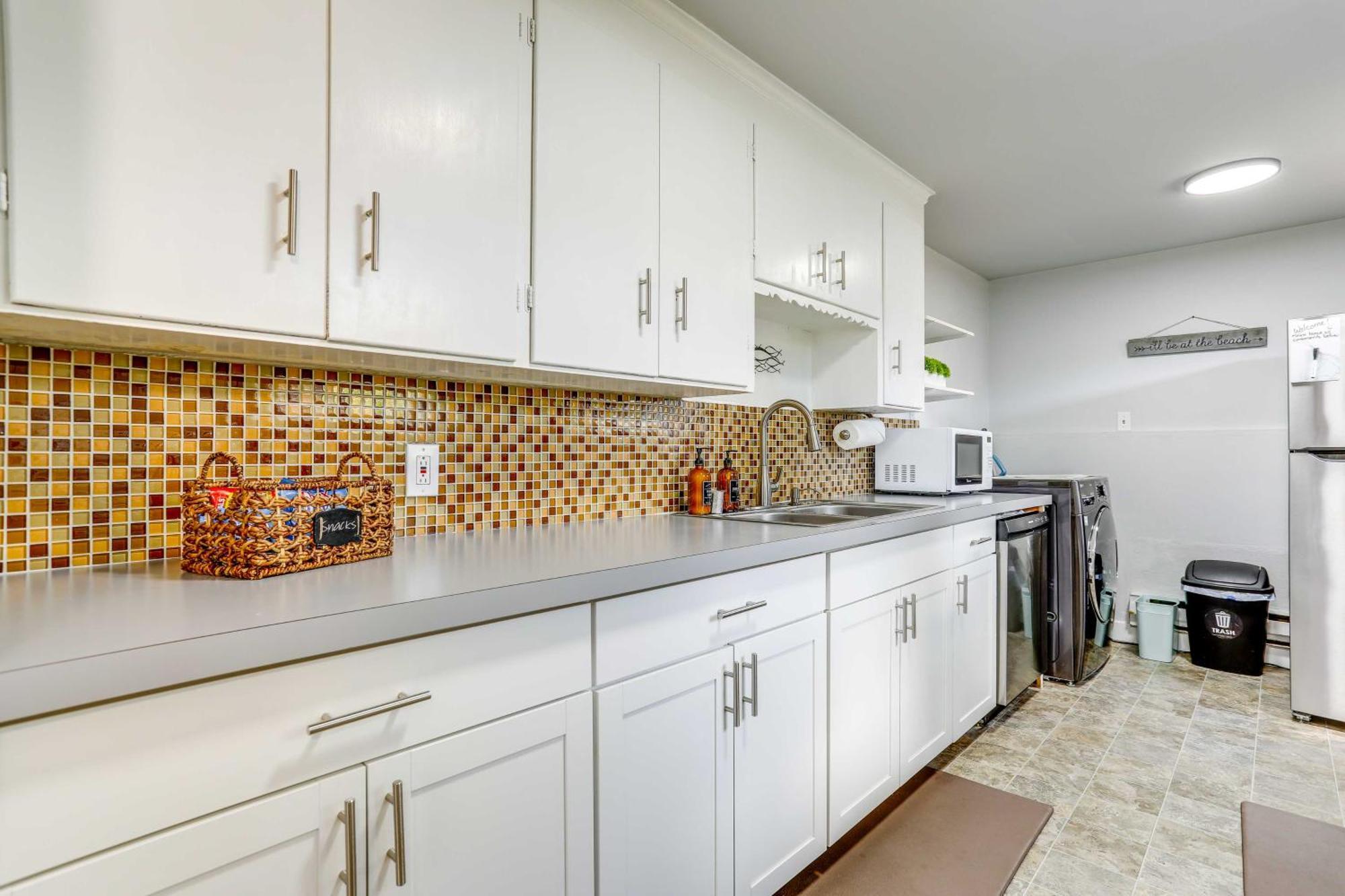Apartment Garden Walk To Water And Amenities!