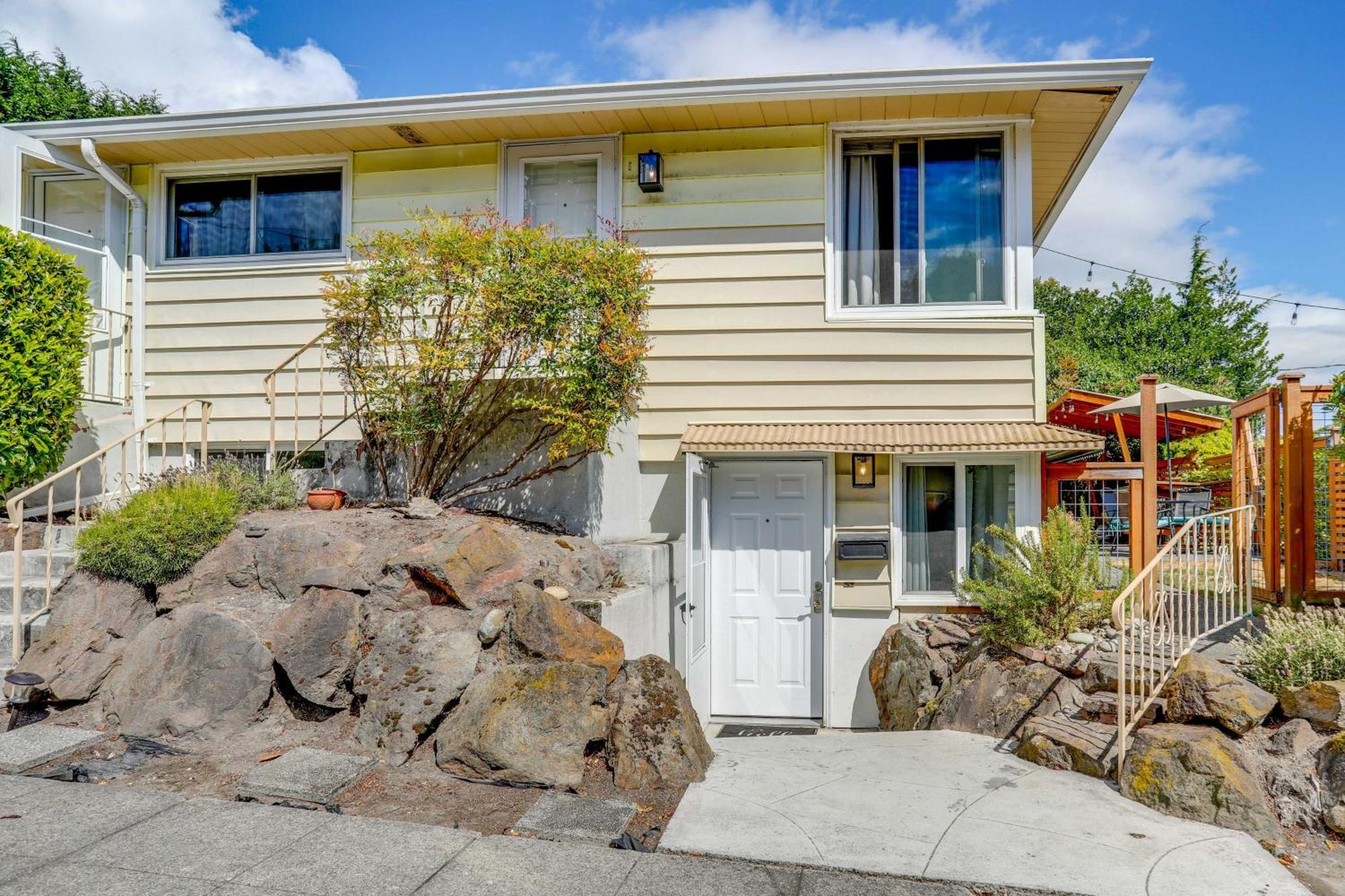 Apartment Garden Walk To Water And Amenities! *