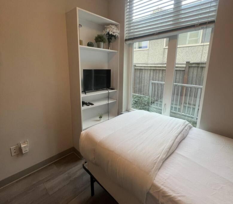 Pacific Trillium Studio, Wallingford 97 Walkscore Apartment