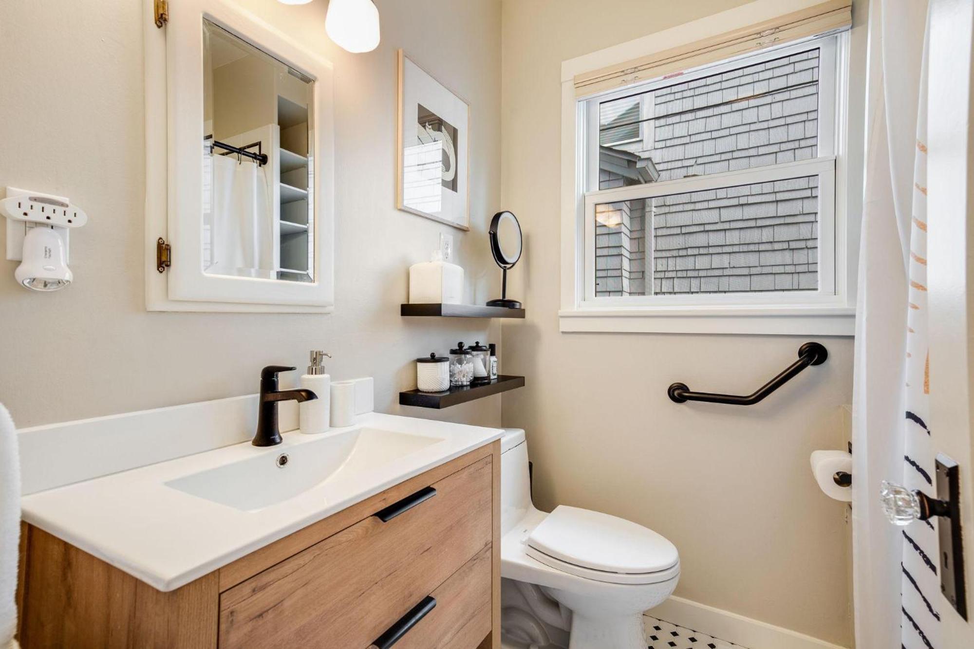 Hilltop Gem * Seattle