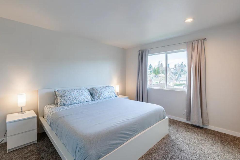 Luxurious 5 Bedroom With Ac And Ev Plug Holiday home Seattle