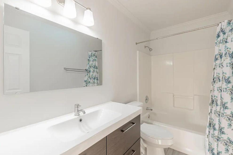 Luxurious 5 Bedroom With Ac And Ev Plug Holiday home *