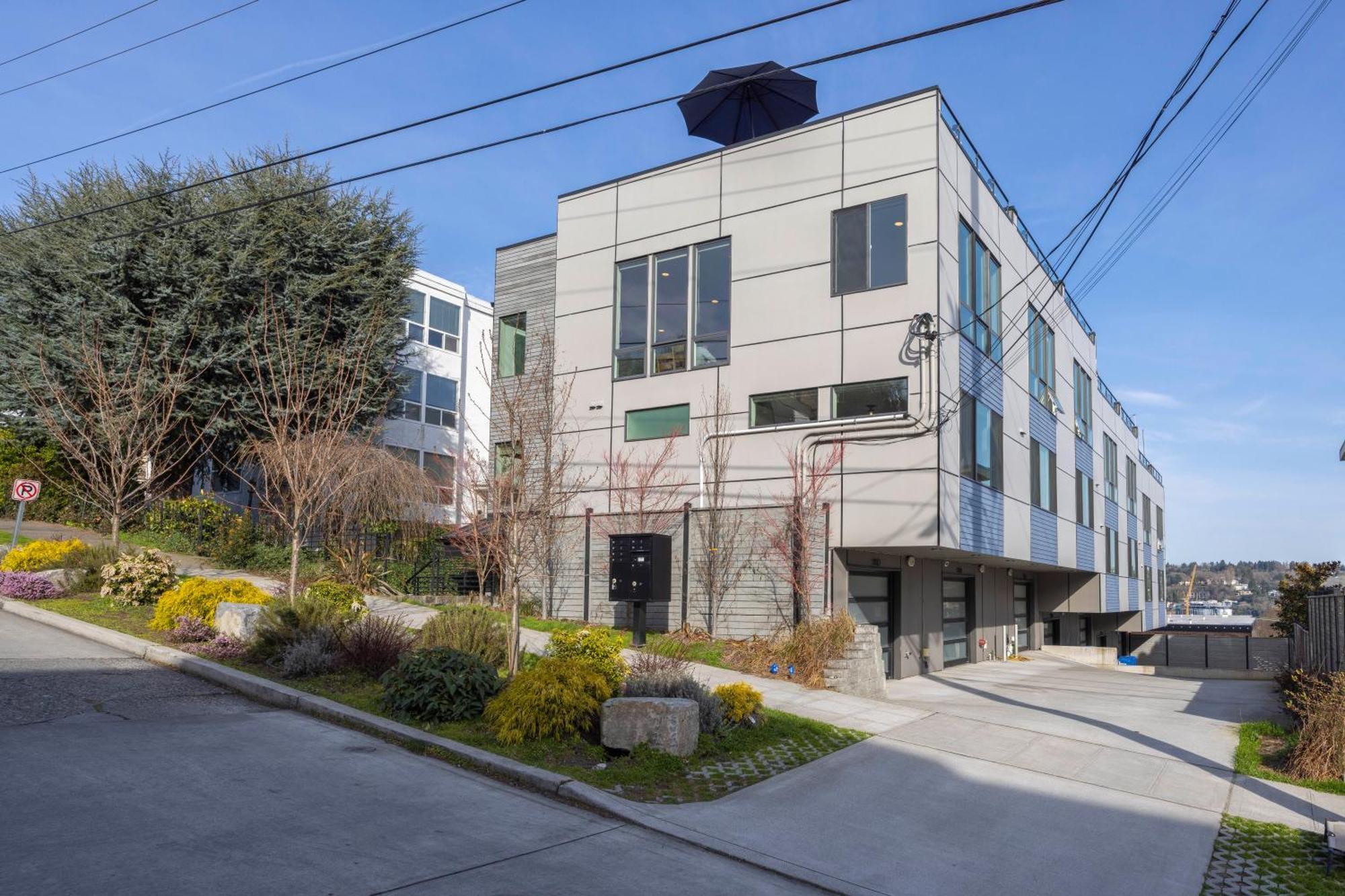 Modern Townhome With Space Needle View Apartment *