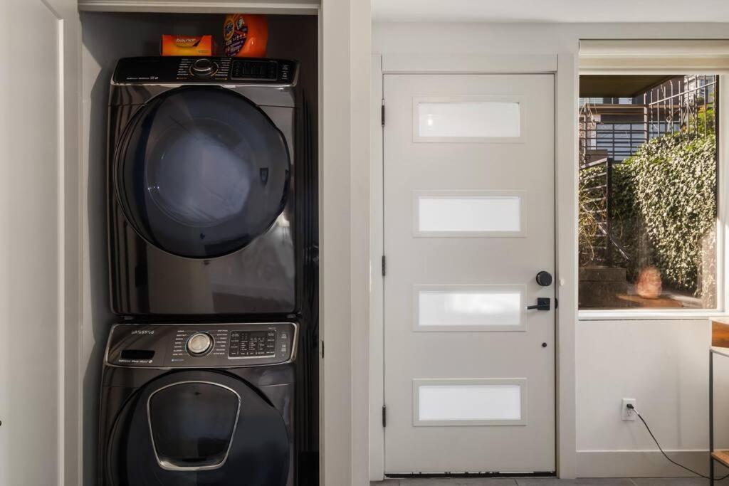 Modern Townhome With Space Needle View Apartment Seattle