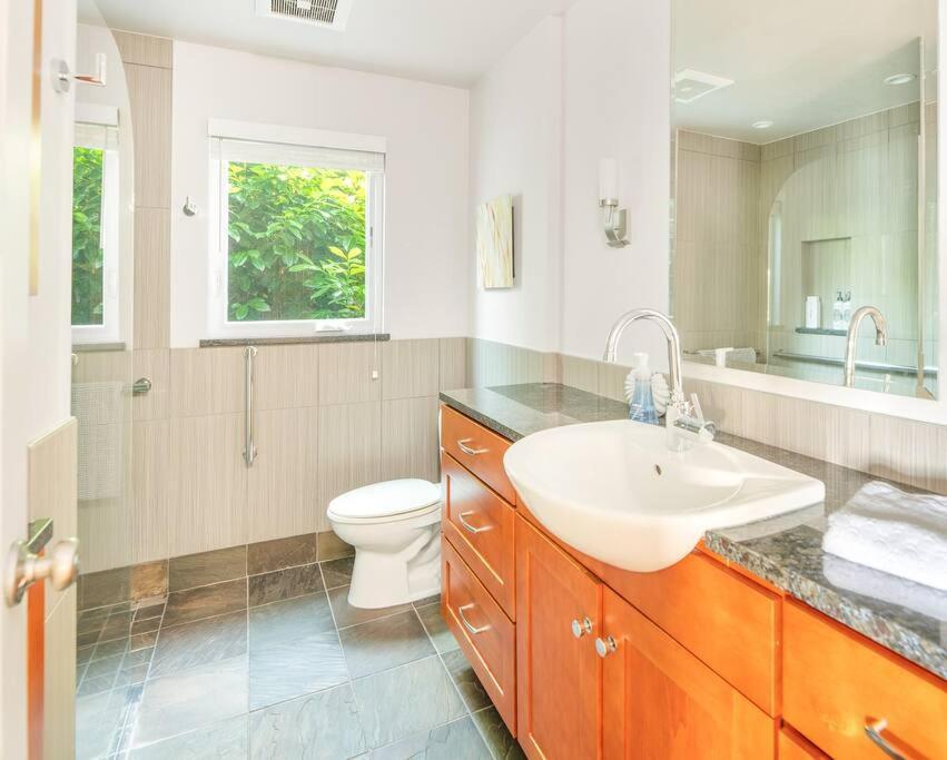 Quintessential Water Views W Hottub Holiday home