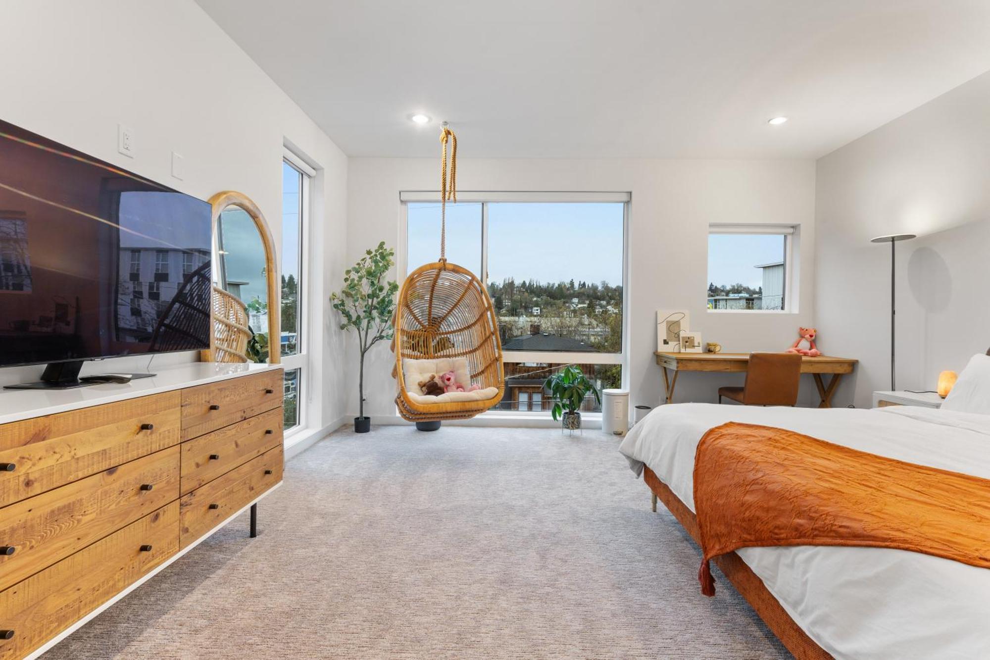 Luxe With Views & Rooftop Apartment *