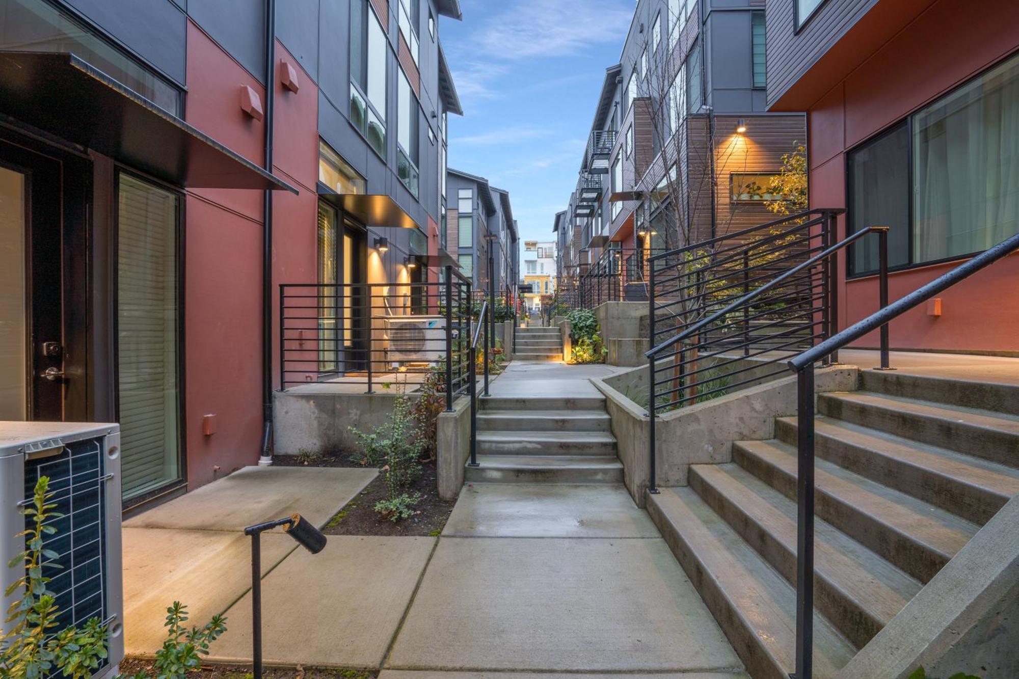 Luxe With Views & Rooftop Apartment Seattle