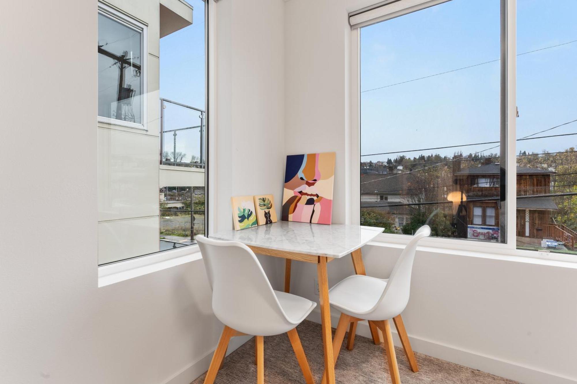 Luxe With Views & Rooftop Apartment *