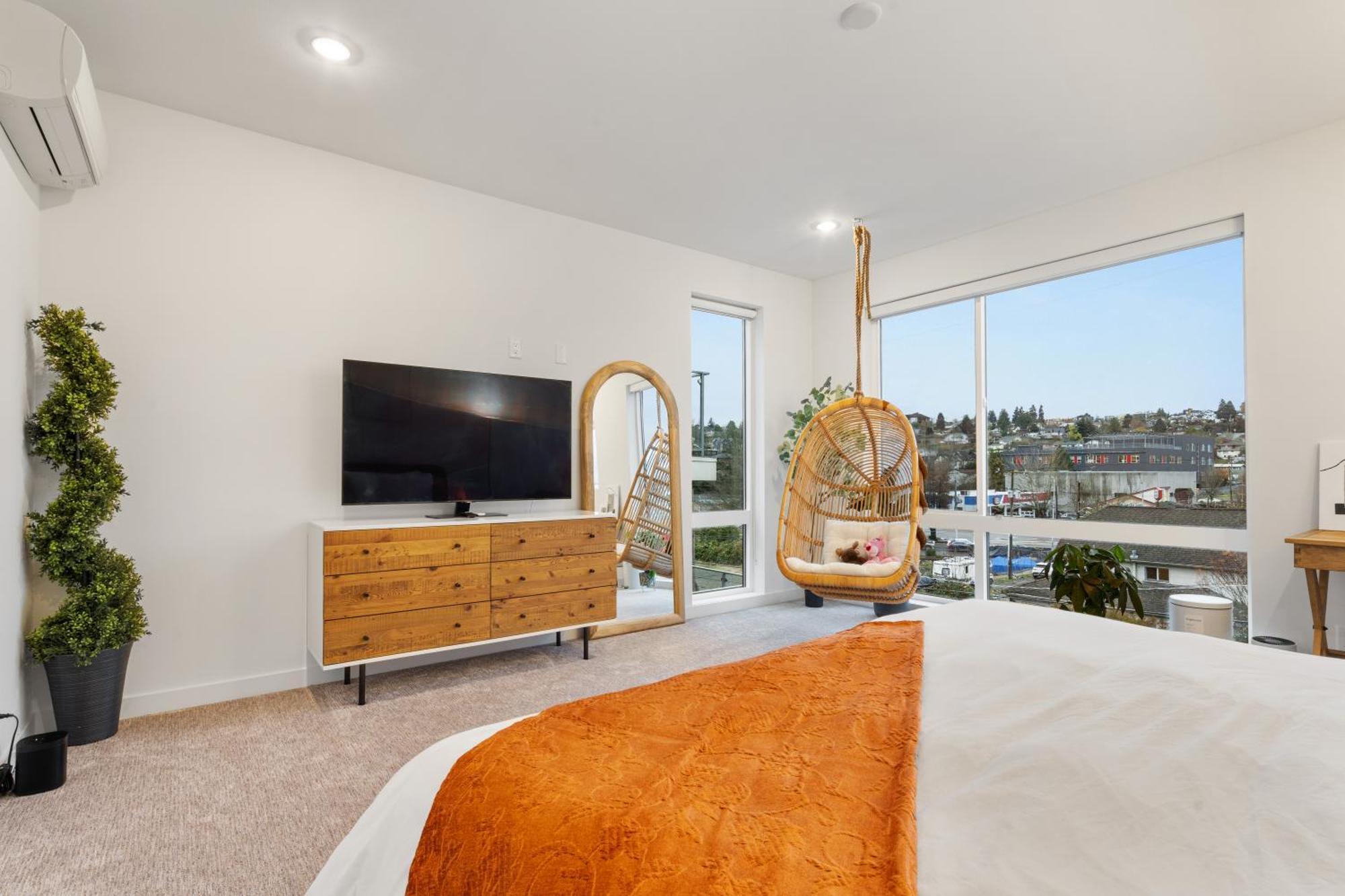 Luxe With Views & Rooftop Seattle