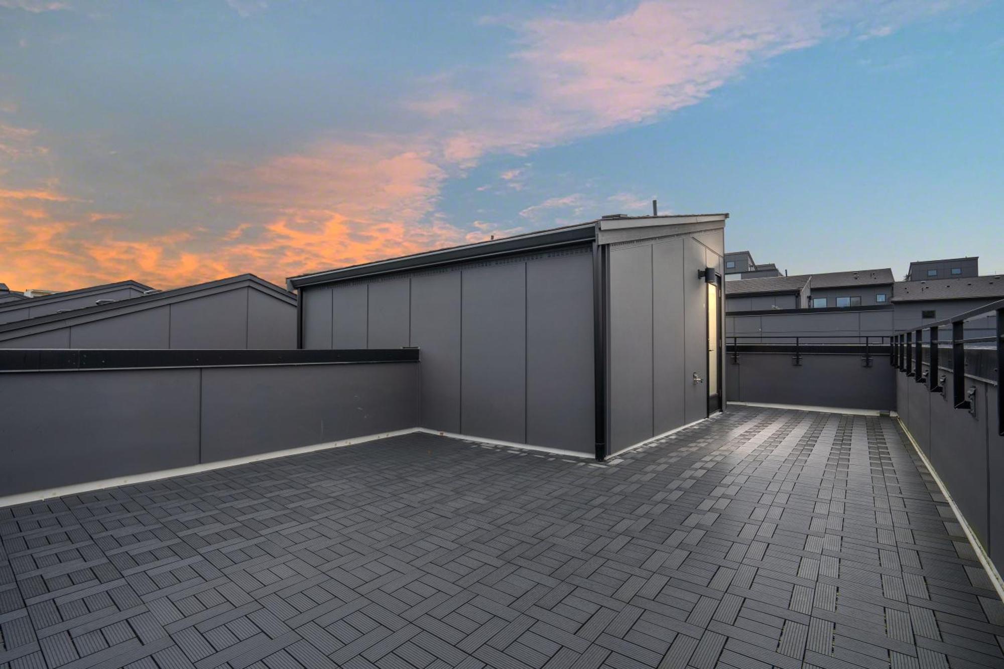 Luxe With Views & Rooftop