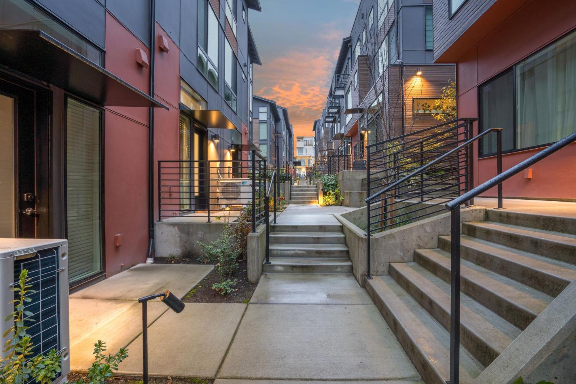 Luxe With Views & Rooftop Apartment *