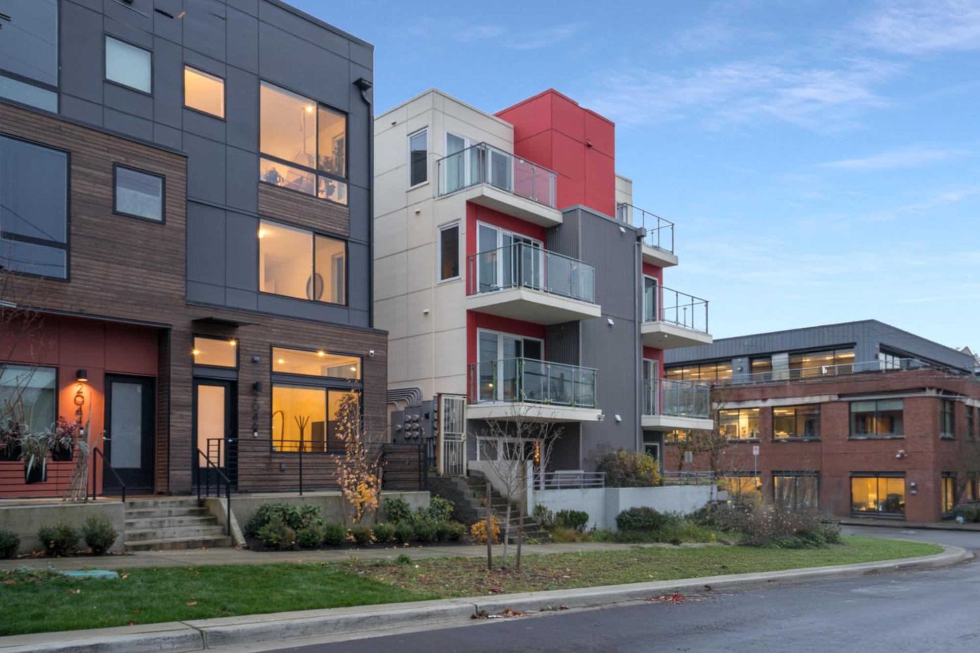 Luxe With Views & Rooftop