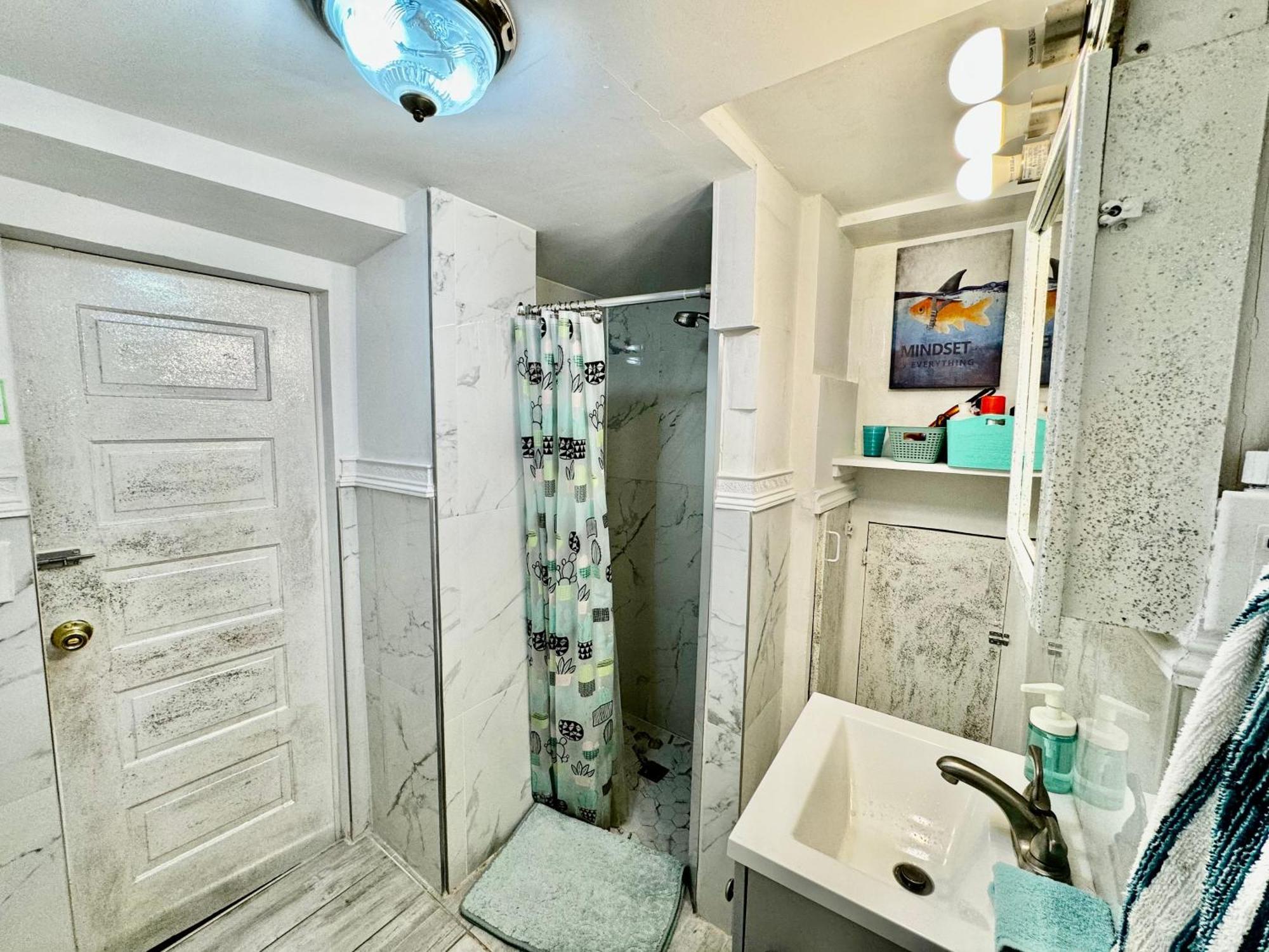 Private With Two Twin Beds Air Conditioning And Shared Bathrooms Located Near Seatac Airport And Downtown *