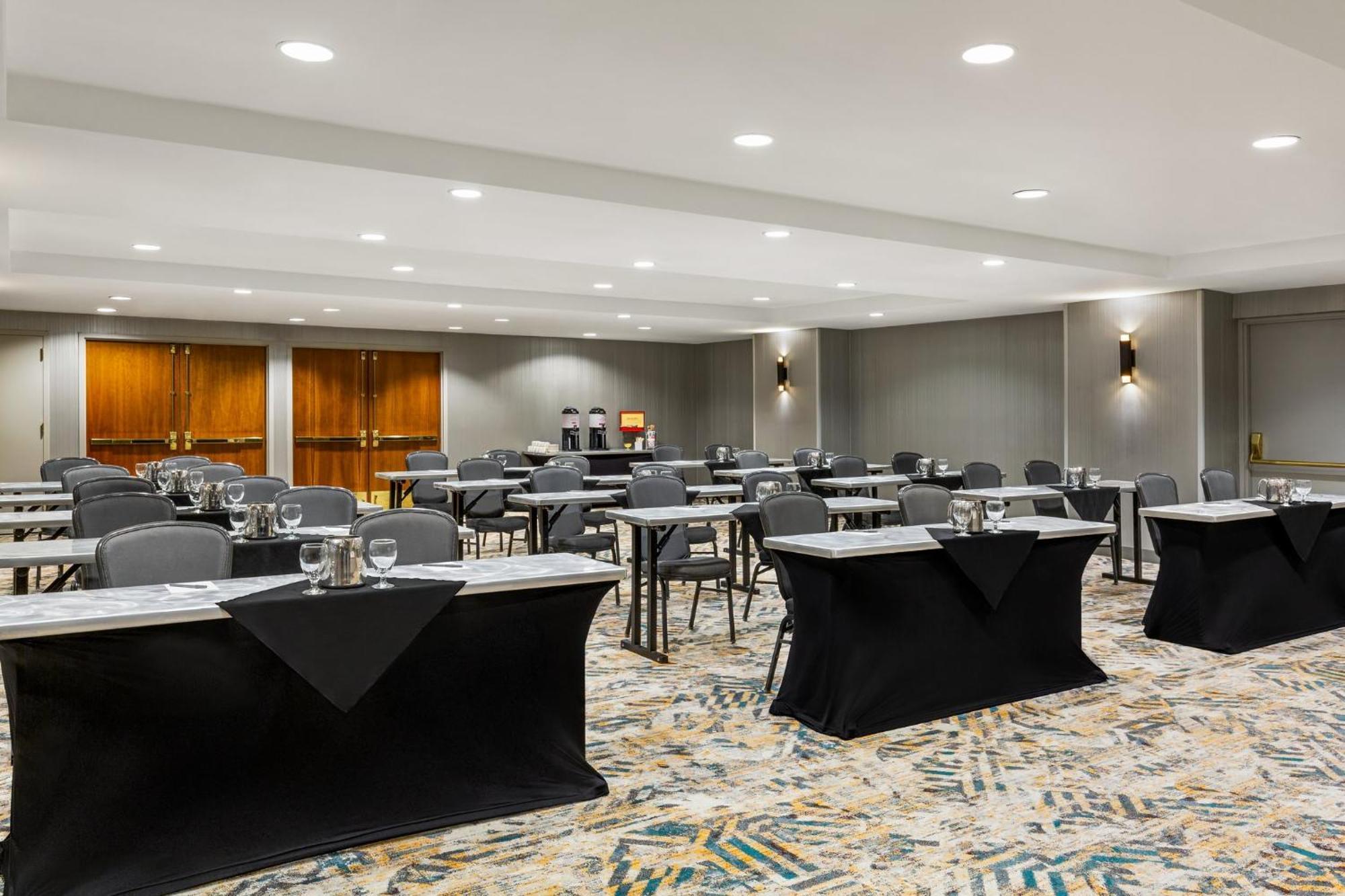 Crowne Plaza Newly Renovated With No Fee Hotel Seattle