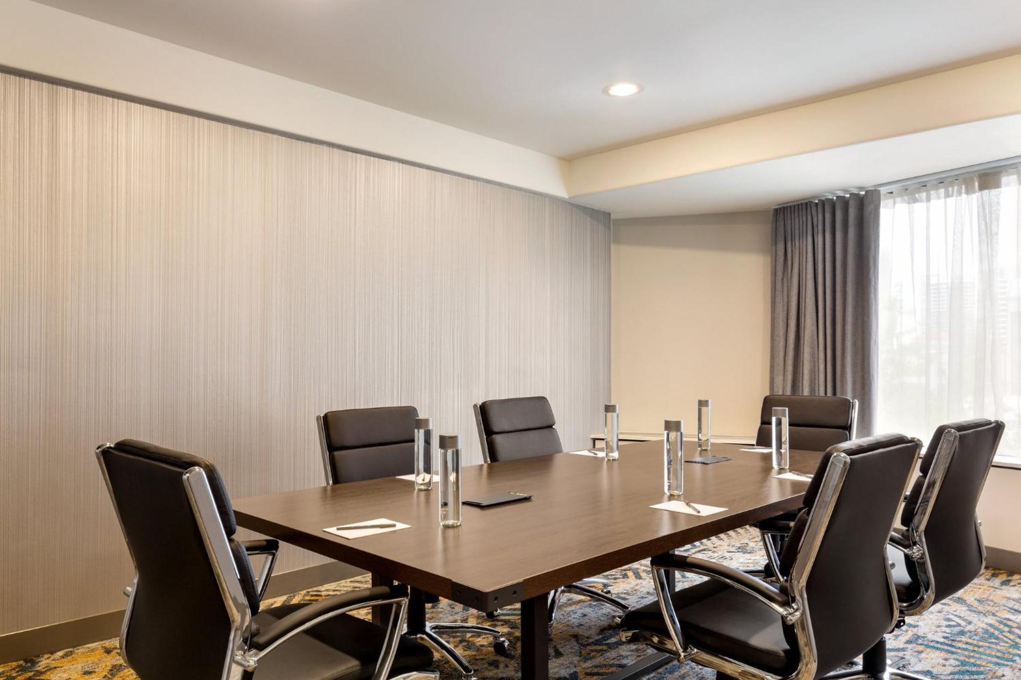 Crowne Plaza Newly Renovated With No Fee Hotel 4*