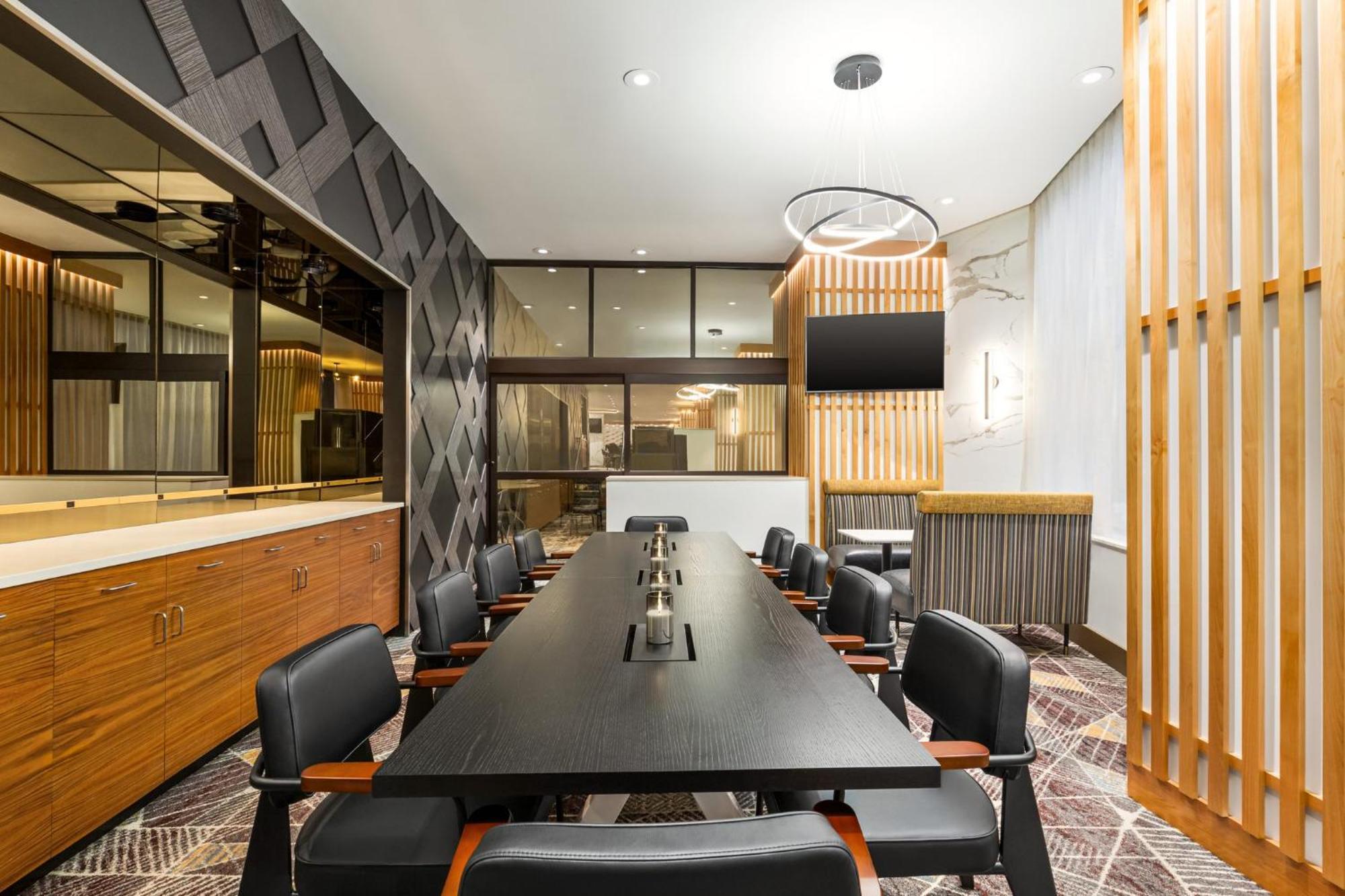 Crowne Plaza Newly Renovated With No Fee Hotel 4*