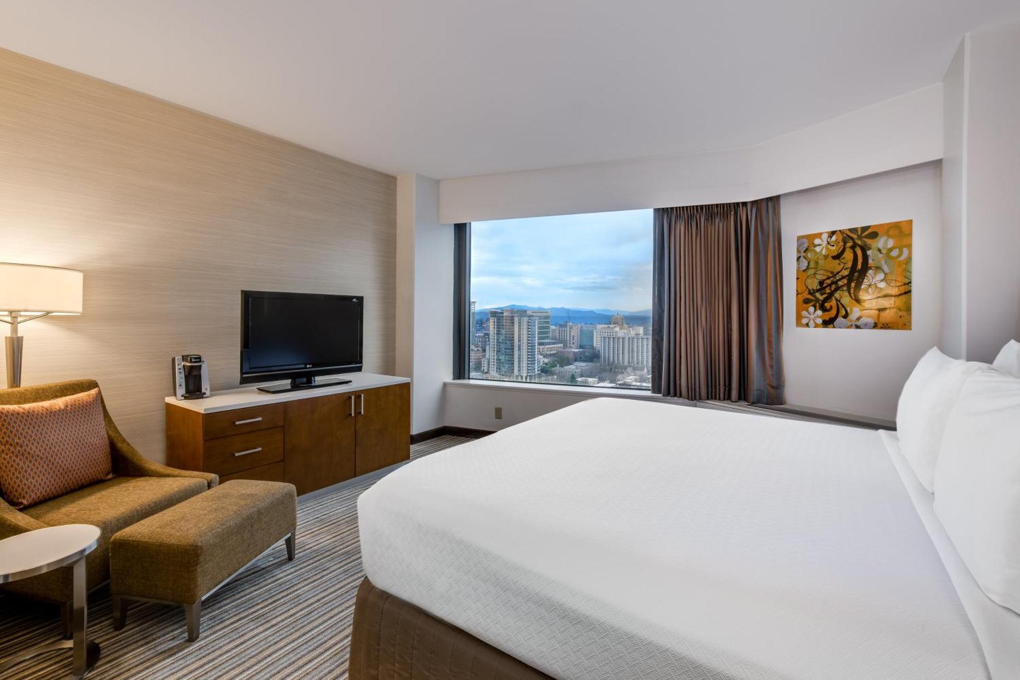 Hotel Crowne Plaza Newly Renovated With No Fee