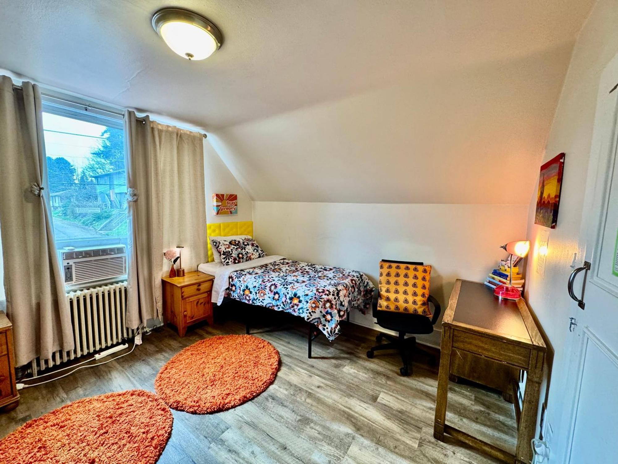 Private With Two Twin Beds Air Conditioning And Shared Bathrooms Located Near Seatac Airport And Downtown *