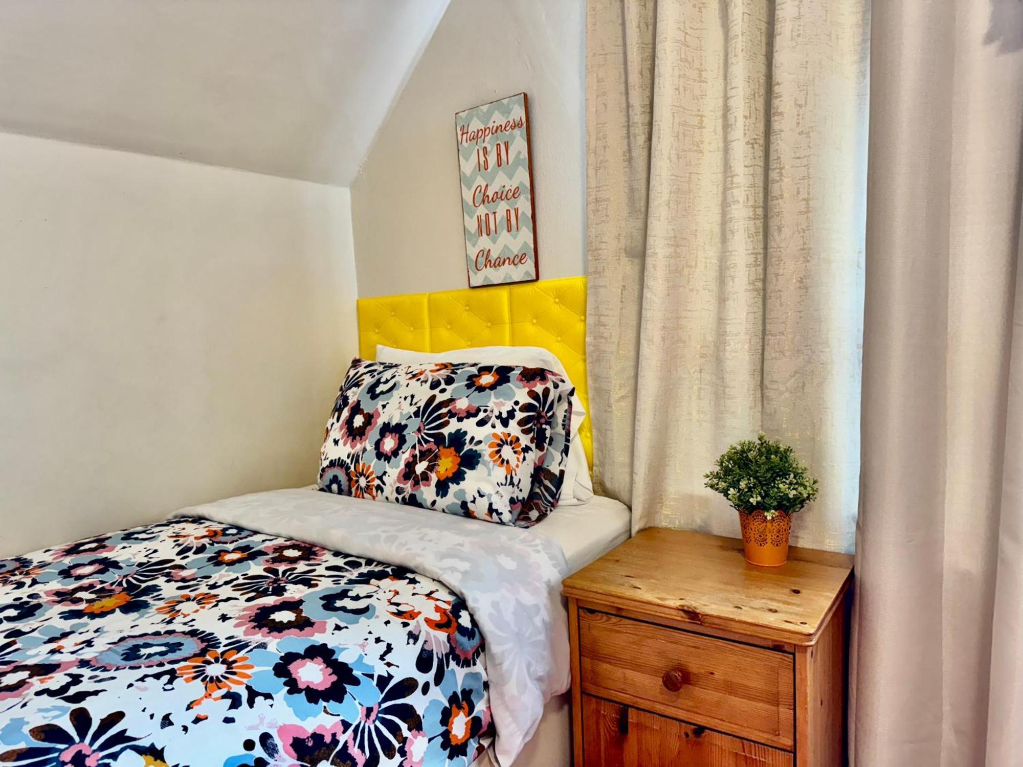 Private With Two Twin Beds Air Conditioning And Shared Bathrooms Located Near Seatac Airport And Downtown