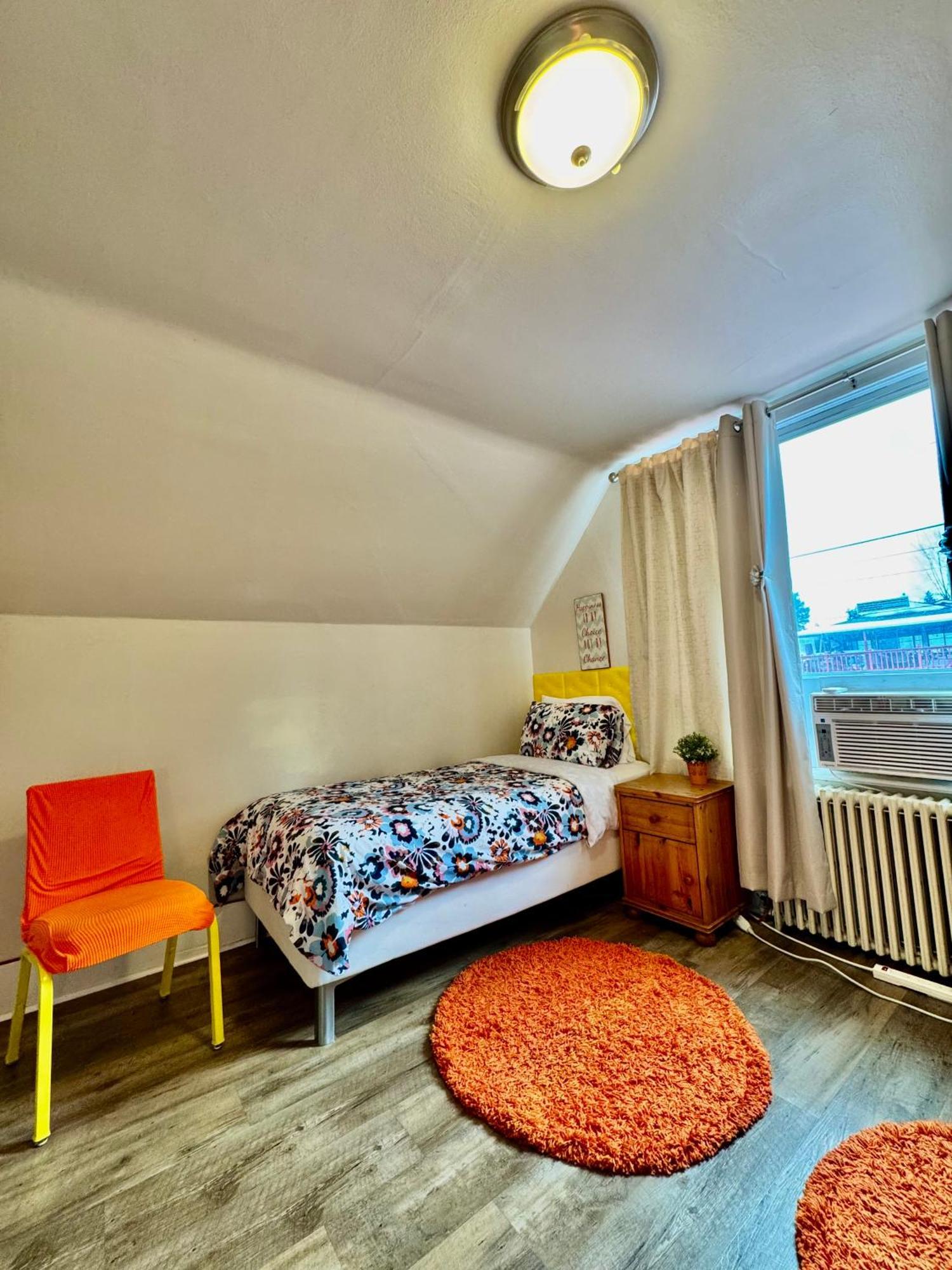 Private With Two Twin Beds Air Conditioning And Shared Bathrooms Located Near Seatac Airport And Downtown *