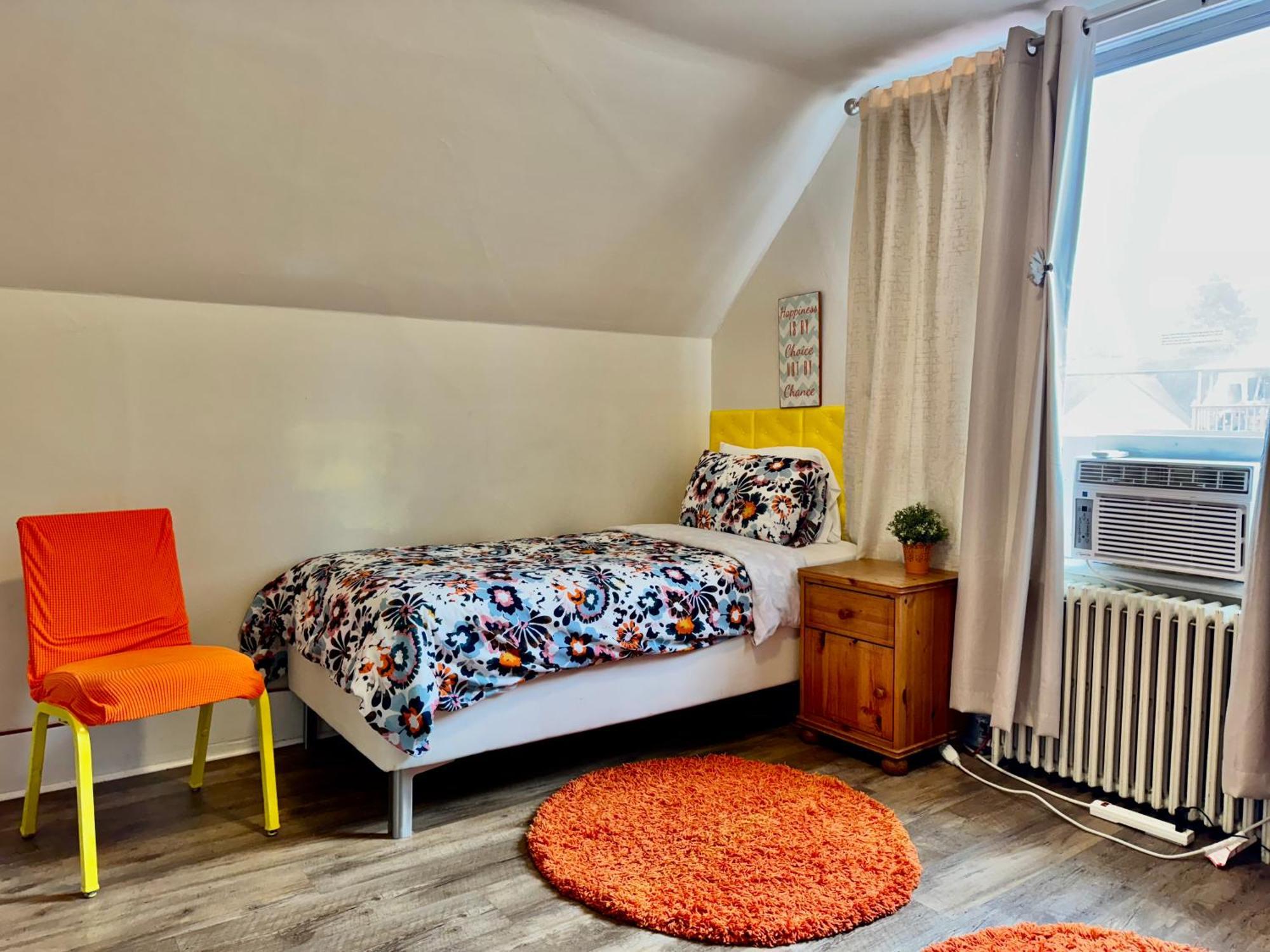 Private With Two Twin Beds Air Conditioning And Shared Bathrooms Located Near Seatac Airport And Downtown Seattle