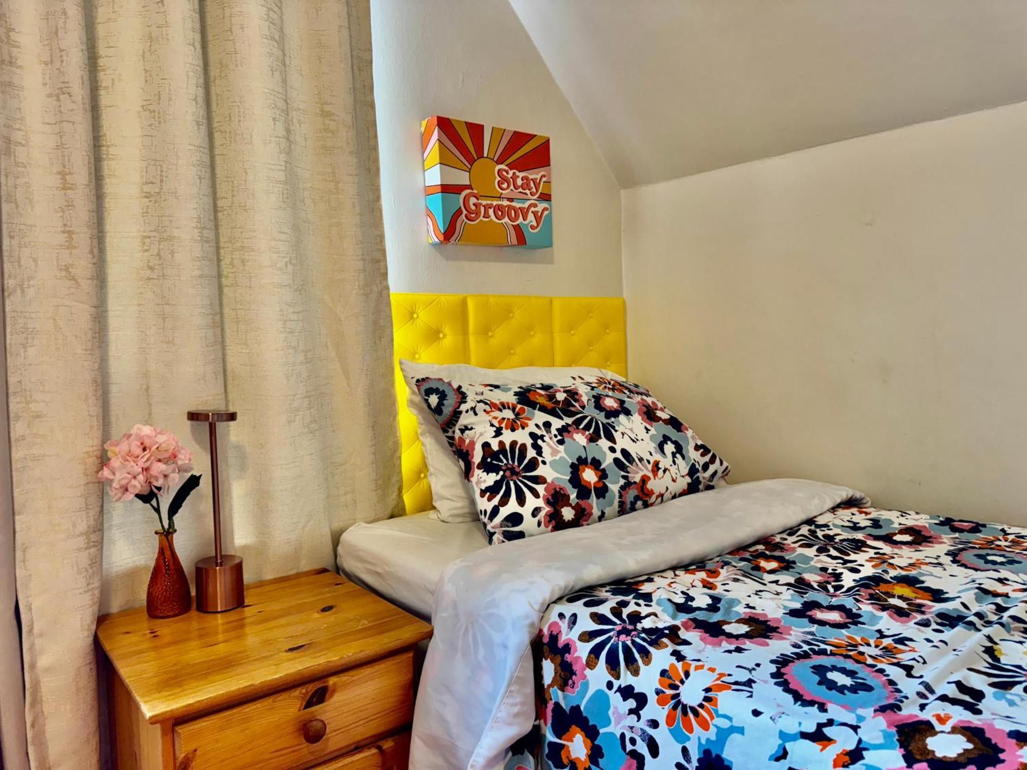 Private With Two Twin Beds Air Conditioning And Shared Bathrooms Located Near Seatac Airport And Downtown
