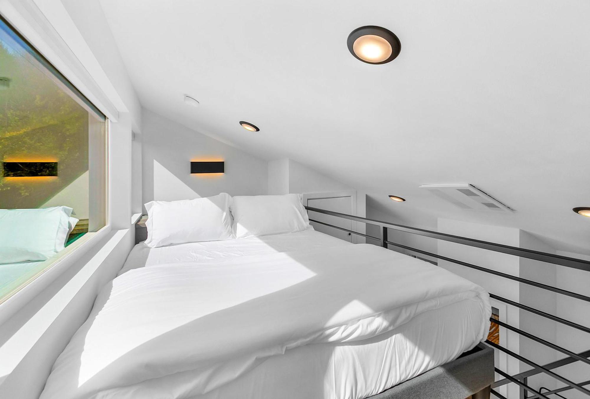 Sleek & Stylish Urban Loft Apartment