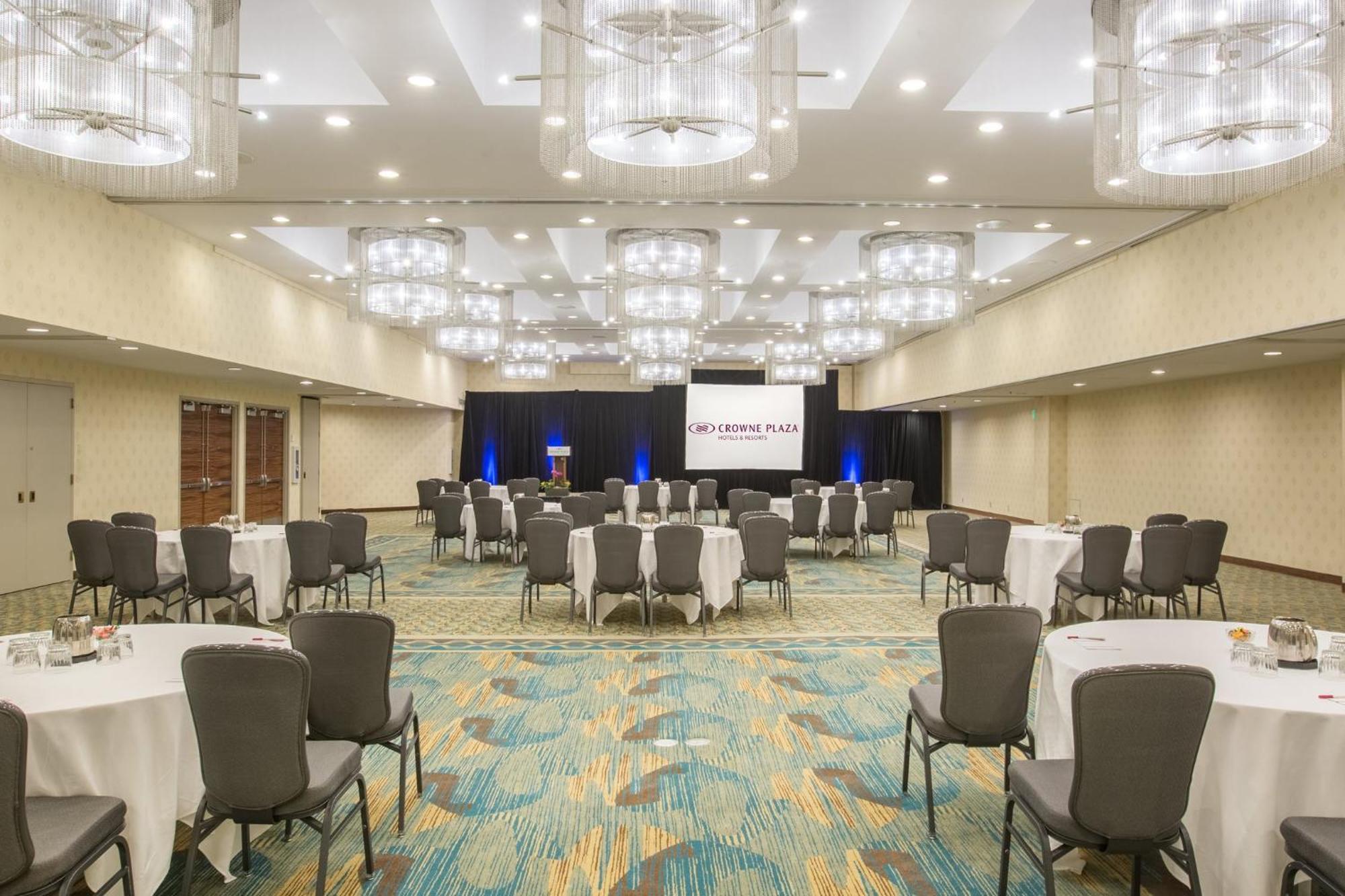 Crowne Plaza Newly Renovated With No Fee Hotel