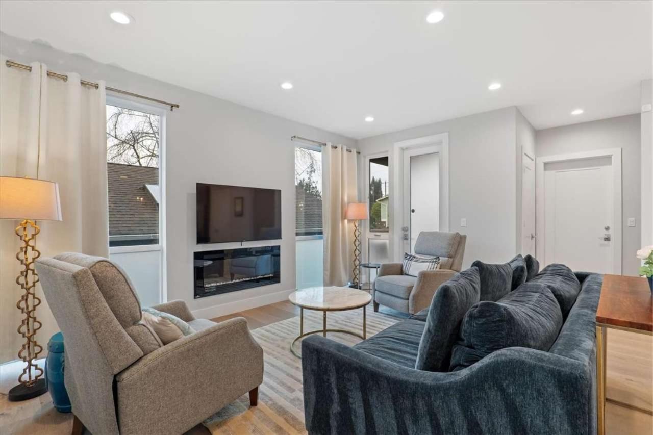 New House With Chef's Kitchen And Spa-like