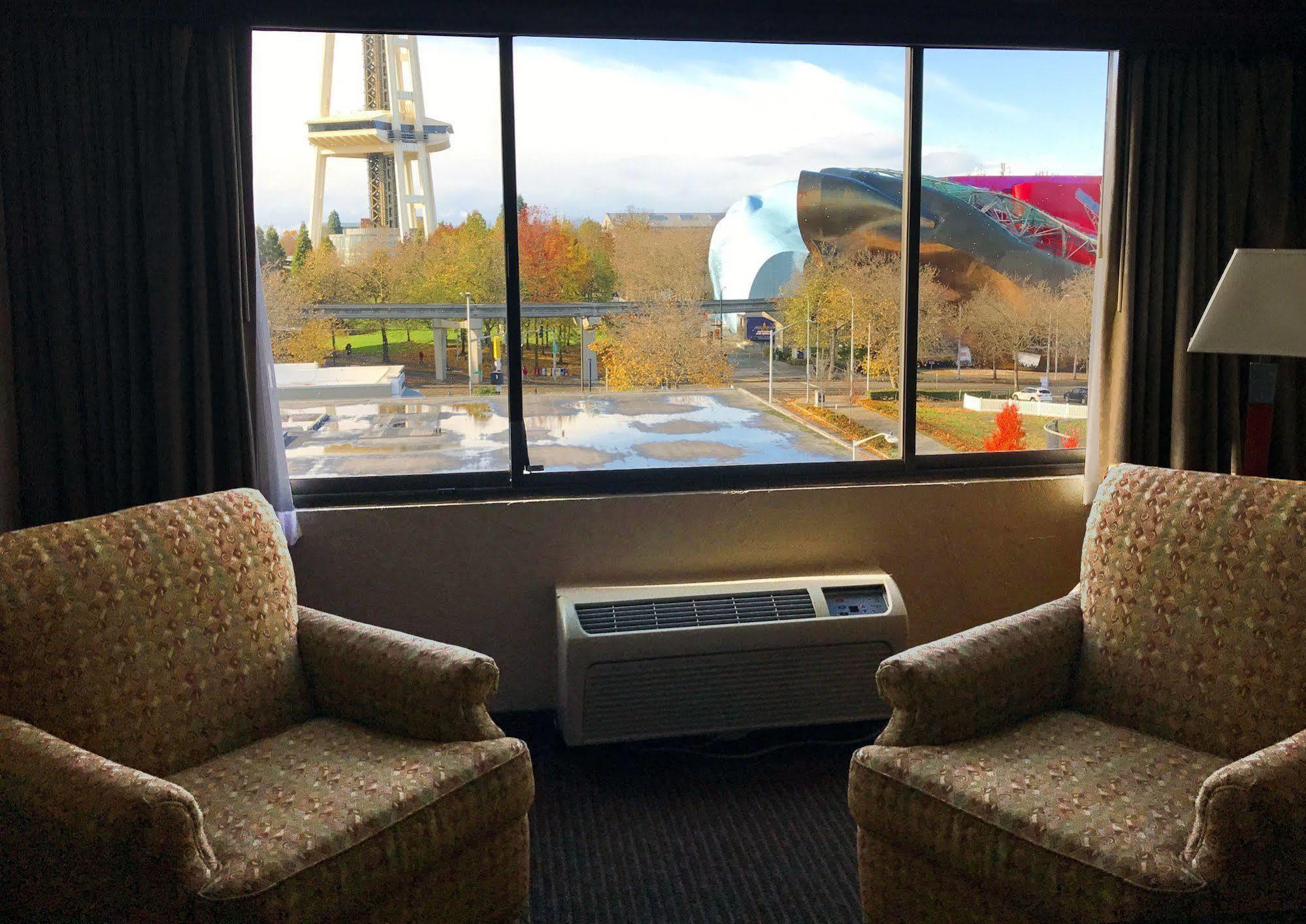 Executive By The Space Needle Hotel 3*