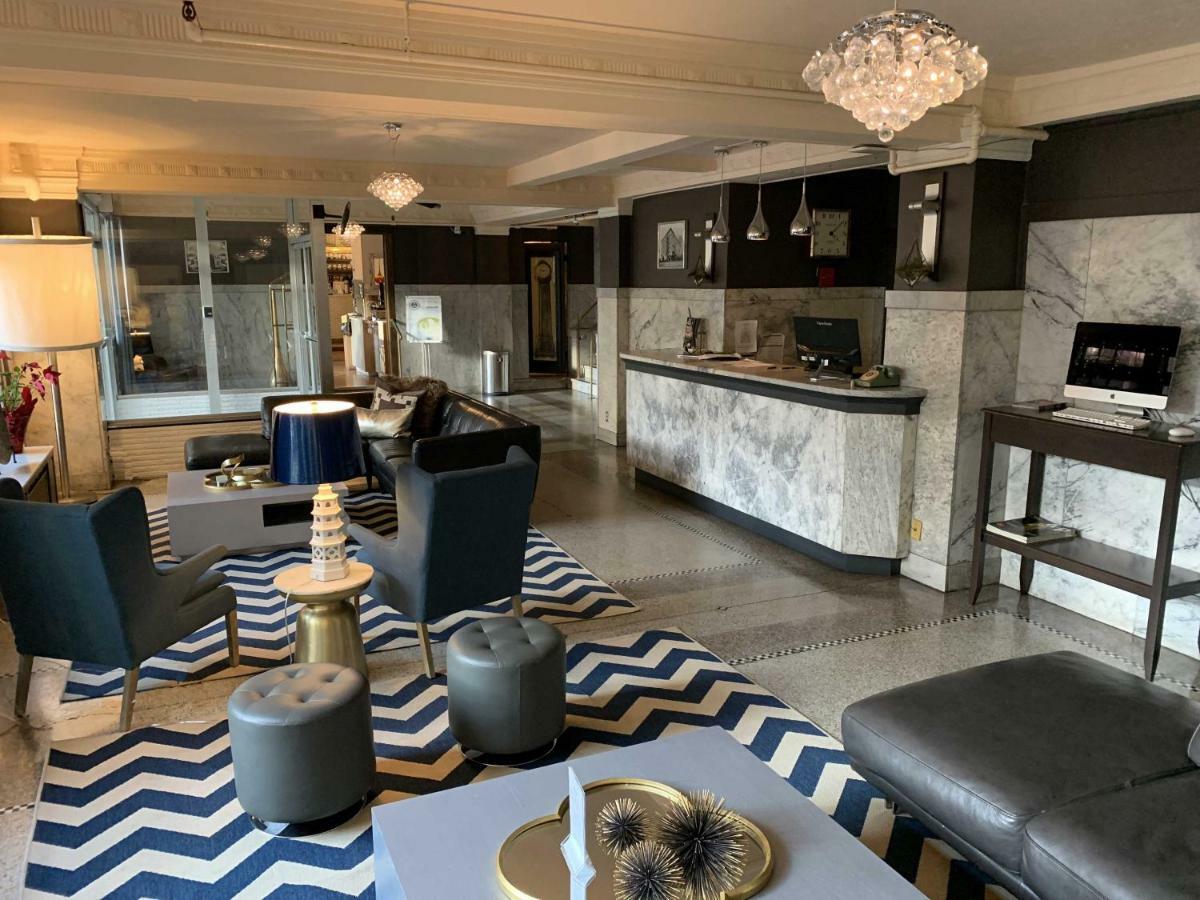 Hotel Moore