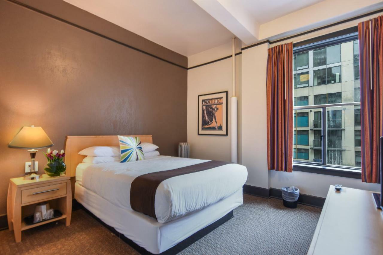 Moore Hotel 2*