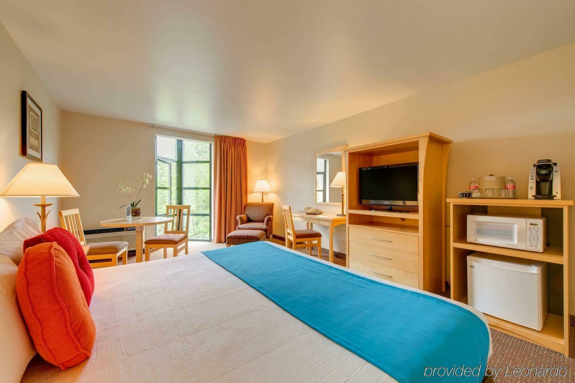 Staypineapple, Inn, District