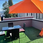 Cheerful New Modern Townhome Close To Downtown