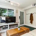 Madison Park Seattle With Outdoor Private Garden And Grill 1Br 1Ba