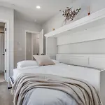 Rooftop Patio With Waterview, Private Garden & Grill 3Br 3Ba- Modern Cityscape