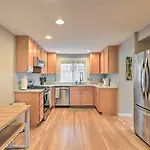 Pet-Friendly Seattle Townhome Less Than 1 Mile To Lake!