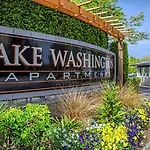 The Golden Serene - Uniquely Furnished Apartment Near Lake Washington - Free Parking & Wifi