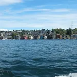 The Golden Serene - Uniquely Furnished Apartment Near Lake Washington - Free Parking & Wifi