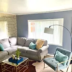 The Golden Serene - Uniquely Furnished Apartment Near Lake Washington - Free Parking & Wifi