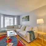 Pet-Friendly Seattle Townhome Less Than 1 Mile To Lake!